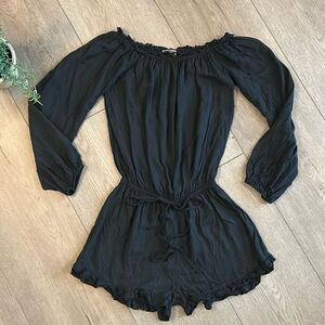 BRANDY MELVILLE SUPER SOFT BLACK LONG SLEEVE RUFFLE SHORT ROMPER ONE SIZE(SMALL)